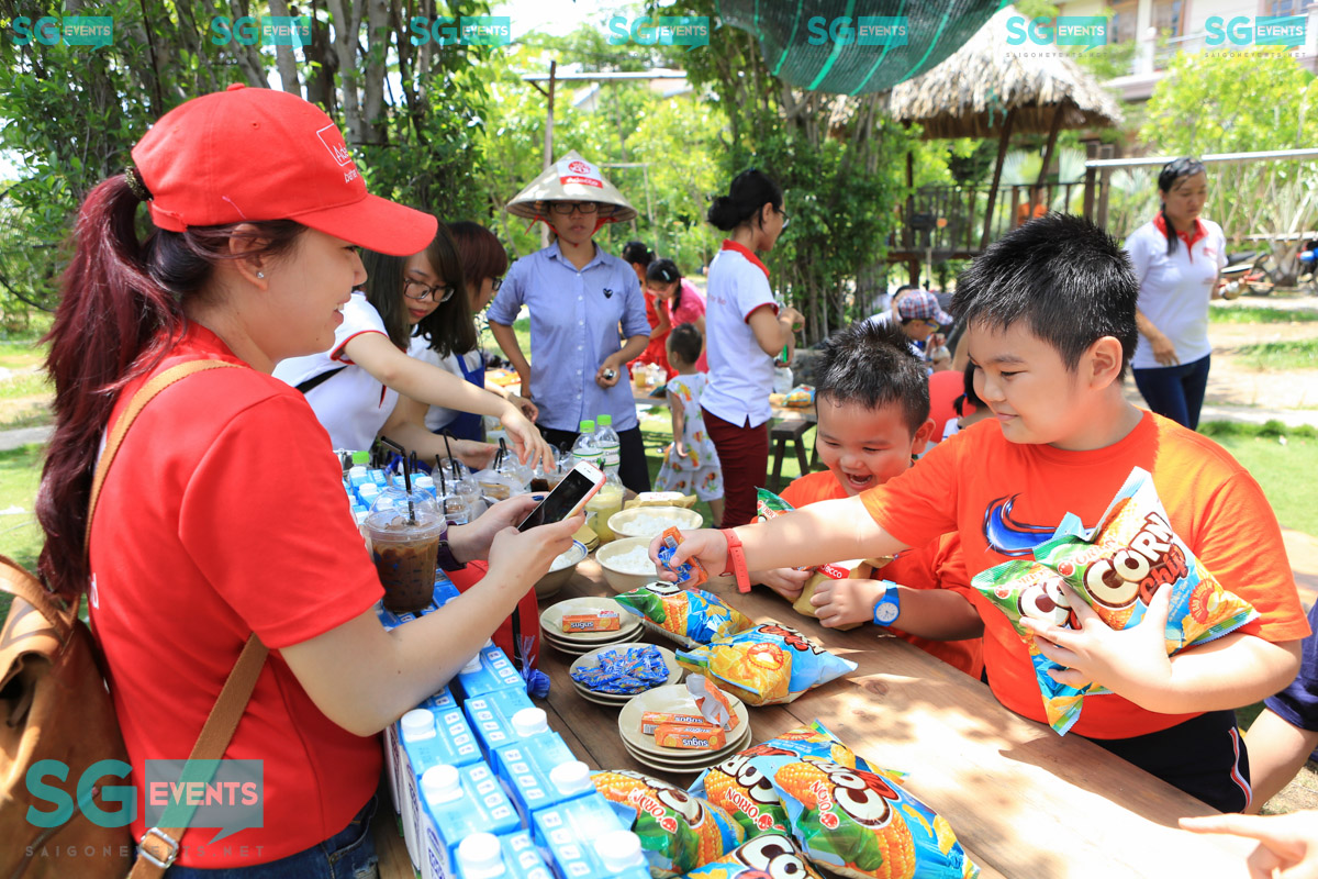 Chụp hình hoạt động ngoài trời Adecco