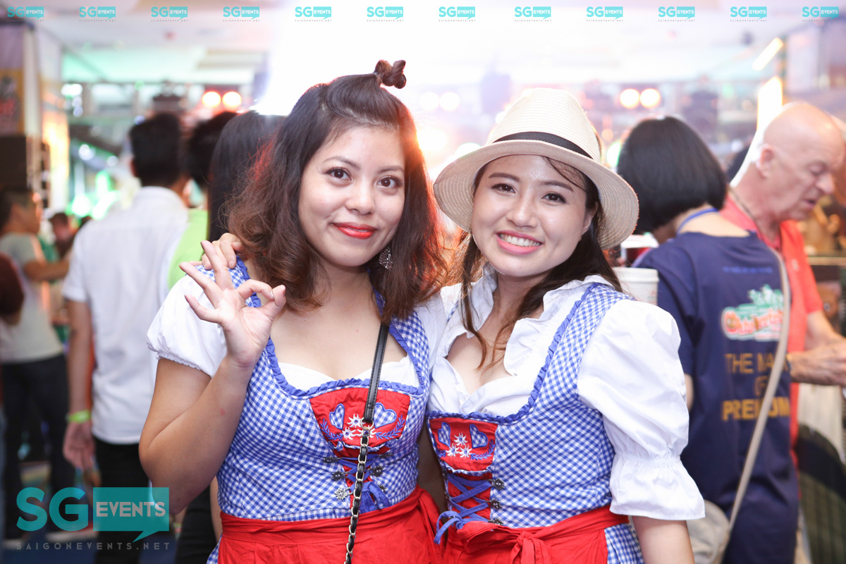 Chụp hình lễ hội bia Đức Oktoberfest